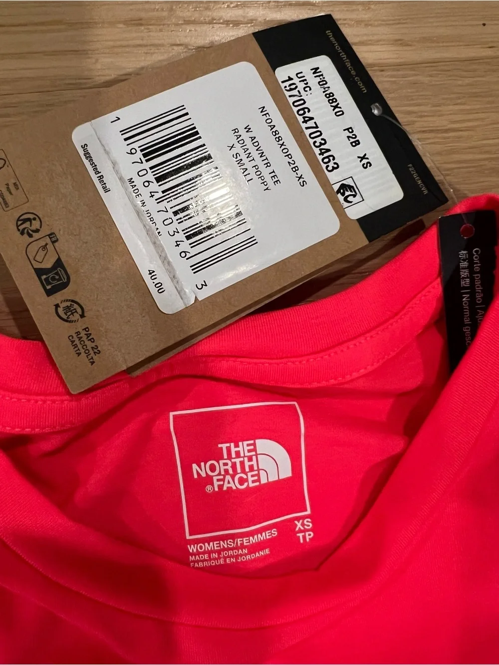 The North Face womens Short Sleeve Tee in radiant poppy XS - Picture 2 of 4